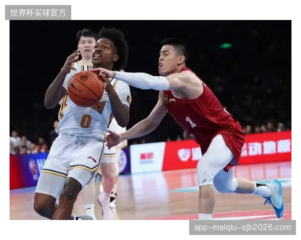 上海队后卫古德温不仅是得分好手，还以场均11次助攻荣膺助攻王。